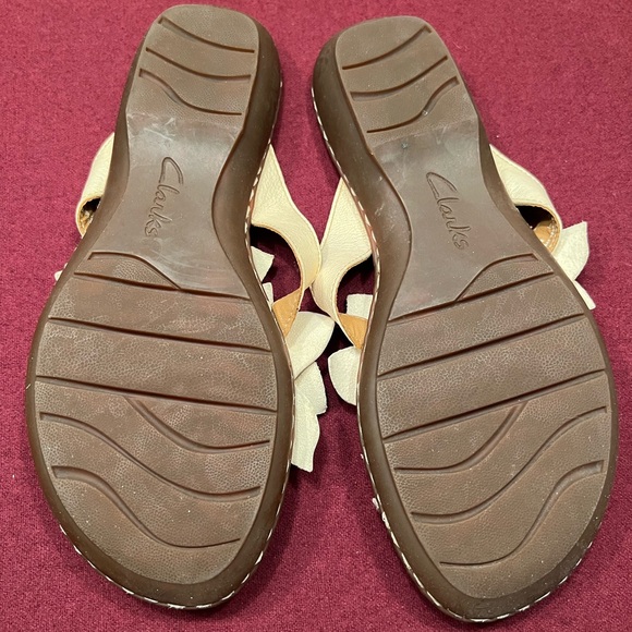 Clark’s Bendable leather flip flops - Picture 3 of 5